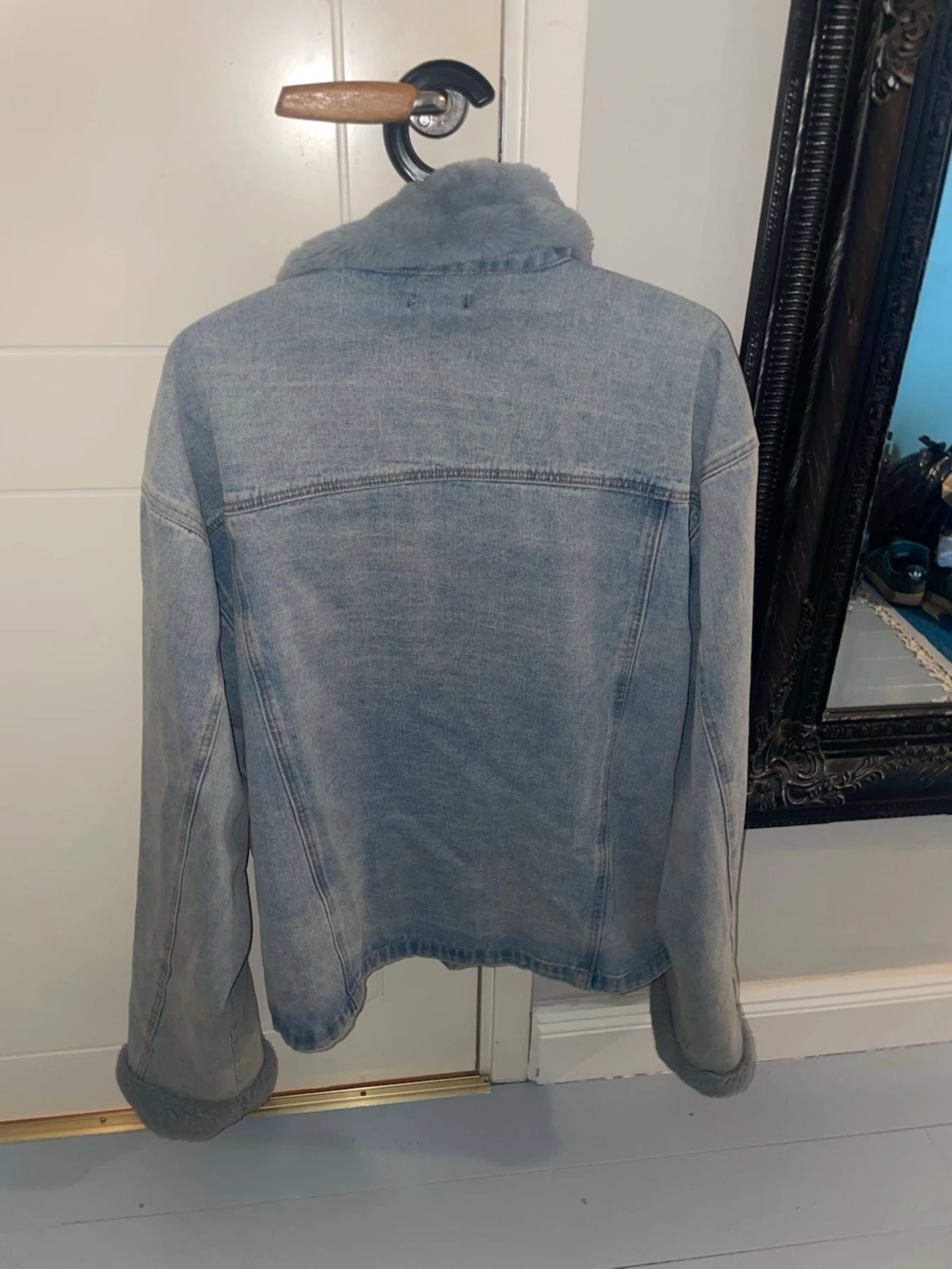 Ljusblå jeansjacka med fuskpäls - 2