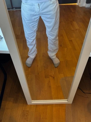 Vita Morris jeans - Bra skick förutom slitning vid fickorna och en fläck. Modell James Jeans, W30 L32 - han på bilden är 183cm. Mycket stilren färg. Nypris 1999kr. Hör av dig vid övriga funderingar ⭐️