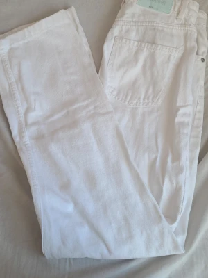 Vita jeans från new yorker - Säljer ett par vita raka jeans från Sister. Modellen heter 'The Straight' och har klassisk femficksdesign. Jeansen är tillverkade i ett mjukt bomullstyg och har en stilren look som passar till det mesta. Perfekta för dig som gillar enkel och clean stil.