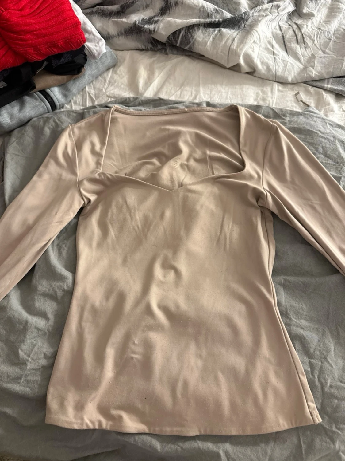 Beige långärmad topp med fyrkantig ringning