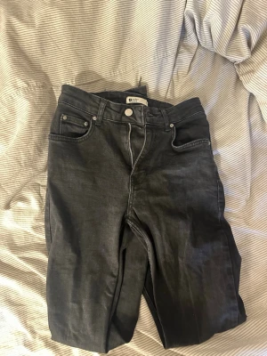 Svarta jeans från g perfect jeans - Snygga svarta jeans från Gina tricot  perfect jeans i klassisk femficksmodell. Jeansen har raka ben och normal midja, tillverkade i ett mjukt denimtyg som sitter skönt. Perfekta till en avslappnad och trendig stil. Jeansen har en slitt nertill. 