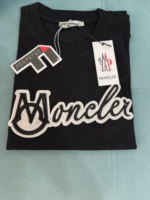 Svart Moncler t-shirt med logga - Helt ny fler bilder kan skickas vid intresse även mått! 