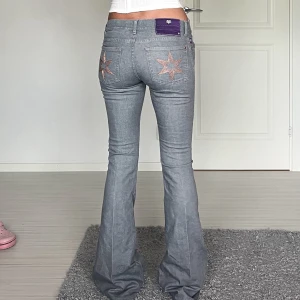 Rock & republic jeans - Midjemått: 39cm rakt över, innerbenslängd: 84cm 💗