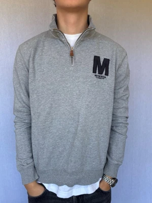 Morris half zip  - Hej! Detta är en half zip från morris i storlek XS med normal passform. Plagget är i bra skick utan några defekter. Passar dig som är ca. 160-185. Hör gärna av dig vid intresse eller frågor!