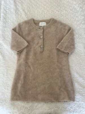 Beige stickad tröja  - Superfin stickad kortärmad tröja med fina deltaljer på knapparna från H&M!!