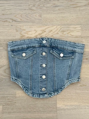 Gina Tricot jeanstopp - S - Mycket bra skick. Jeanstopp från Perfect Jeans‑kollektionen. Storlek S, sitter snyggt med normal passform. Knappar framtill. Inga fläckar eller defekter.