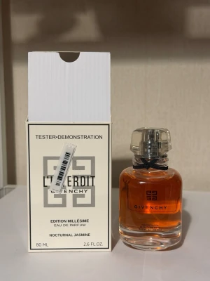 Givenchy L'Interdit Nocturnal Jasmine EdP - Givenchy L'Interdit Nocturnal Jasmine Edition Millésime Eau de Parfum i 80 ml flaska. Parfymen kommer i en elegant, genomskinlig glasflaska med svart och silverdetaljer samt en genomskinlig kork. Doften är exklusiv och lyxig, perfekt för dig som gillar jasmin.