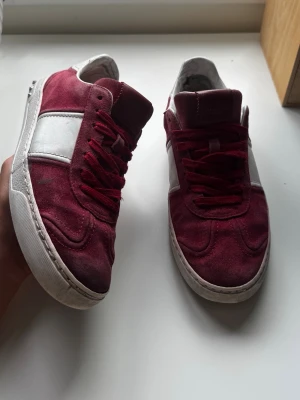 Röd vita Valentino flycrews - Bra skick (inga permanenta defekter som hål), de är bara ytligt smutsiga som går att fräscha till med mocka kit. 7st nitar har lossnat. Finns en lagning vid hälen med känns inte eller syns ej vid användning.   |.    Storlek 41 men passar också någon storlek upp.    |.    Säljs ej mer i butik, svår att få tag på äkta i detta skick (motbevisar du att den inte är äkta = full återbetalning +retur). Säljs billigt p.ga kommande tävlingsavgift lär betalas ✅ Hör av dig vid övriga funderingar ⭐️