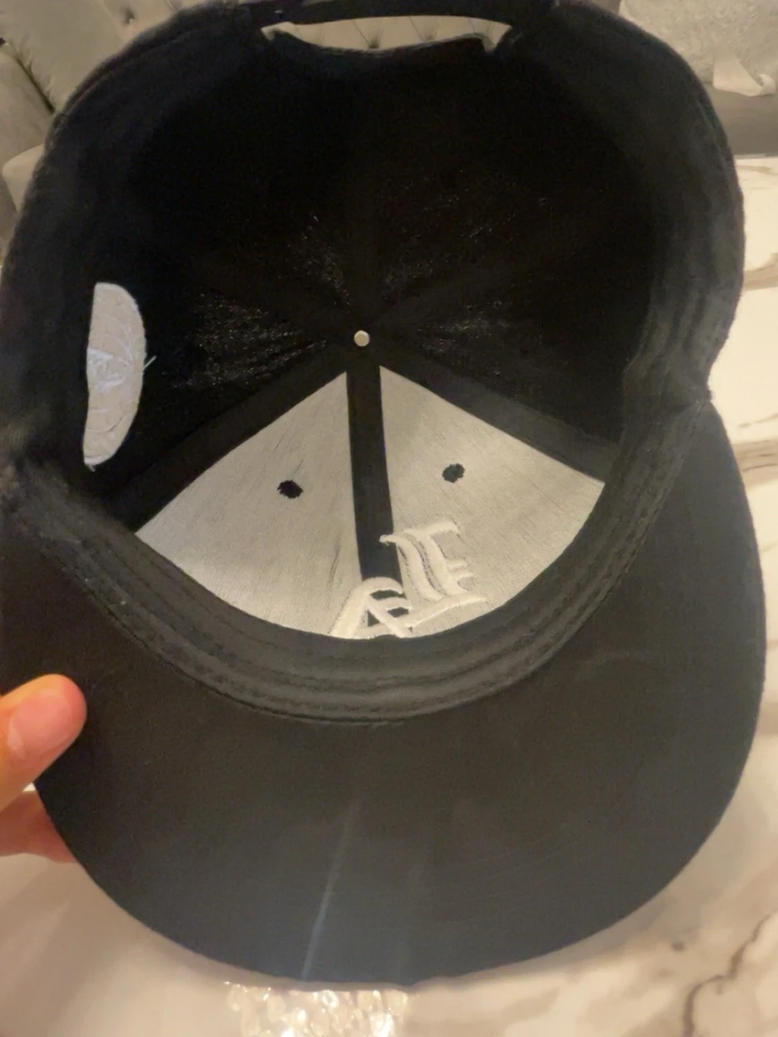 Svart LA keps med broderad logga - 1