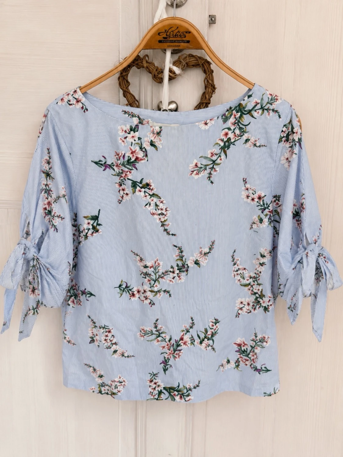 Blommig blus med knytärmar