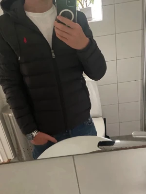 Svart dunjacka från Polo Ralph Lauren - Säljer denna riktigt snygga jackan från Ralph Lauren. Säljer den då jag har köpt en annan. Storlek S som passar 175cm perfekt.            Cond: 9/10. Inga defekter och endast använd under förra vintern. Säljer den för 2299kr, priset kan diskuteras. nypris: 3499kr.