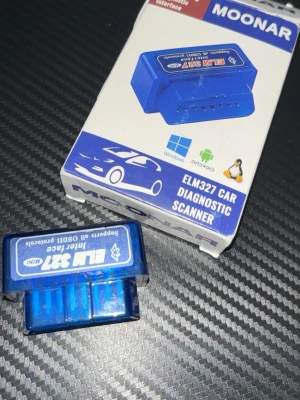 ELM327 OBD2 bilscanner Bluetooth - En blå ELM327 OBD2 bilscanner från Moonar som kopplas in i bilens diagnosuttag. Ansluts via Bluetooth och funkar med Windows, Android och Linux. Perfekt för att läsa av felkoder och bilens data direkt i mobilen eller datorn.