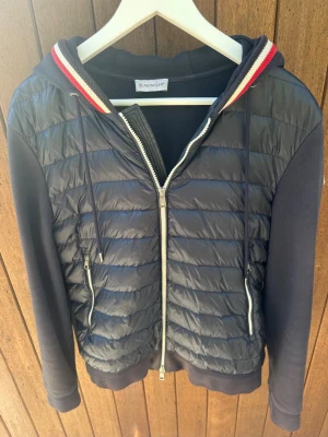 Moncler jacka - Snygg svart pufferjacka från Moncler. Nypris 12 000🤑🤑✅.Äkhets märkning av Vinted. Väldigt bra deal