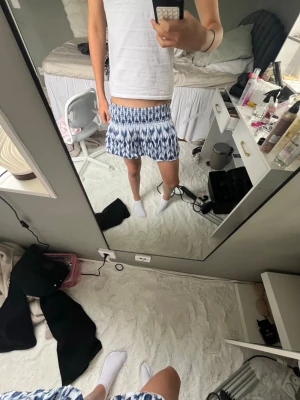 Blåvit  kjol / tubtopp med mönster - Säljer en tubtopp i Blåvitt mönster som går o göra om till en kjol. Toppen är smockad, stretchig och har en volangkant nertill. Den är ärmlös och har en luftig passform, perfekt för varma dagar.