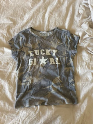 Mini t shirt med kamouflage - Super söt mini t shirt från Subdued!