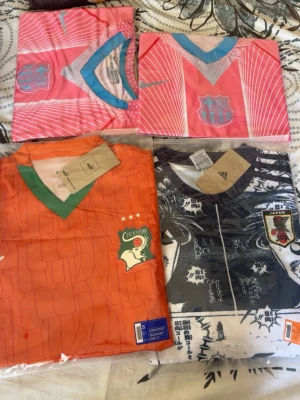 Japan, cote divoire, Barcelona tröja - Skriv för bättre bilder på den tröjan du vill ha! 650 styck, pris kan diskuteras ifall det är snabbköp på G.