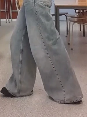 Ljusblåa wide leg jeans - Säljer ett par ljusblåa jeans med extremt vida ben och relativt låg midja. Jeansen har synliga sömmar längs benen och en avslappnad, oversized passform. Perfekta för dig som gillar streetwear och vill sticka ut med en trendig siluett.