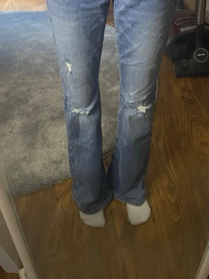 Blå bootcut jeans med slitningar - Storlek 158, midjemått: 34cm innerben: 75cm💕