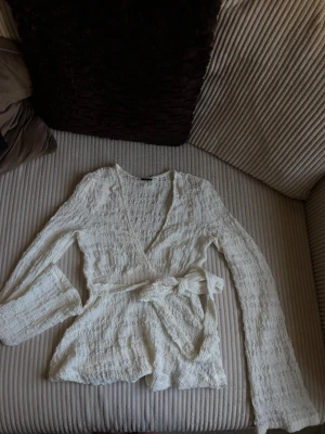 Vit topp som knyts - Vit långärmad tröja med knyten bak. Se bilder från Gina tricot, slutsåld. Jättefin, endast använd 2 ggr
