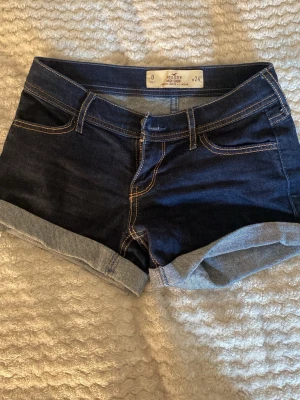 Hollister shorts  - Svin snygga Shorts från Hollister , i mörk blå med ljus bruna sömmar. I storlek w24 ( S eller xs ) passar mig perfekt som har S/ xs . Väldigt lågmidjade !! (Skriv om vi vill se bild på) 🤗 Dom är i ett VÄLDIGT fint skick , inte använda mycket alls! 💞🤗