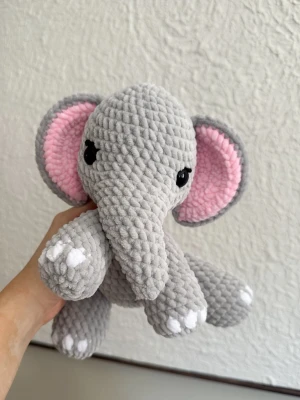 Gosedjur - Handvirkad elefant 🐘  - Virkad elefant i chenillegarn 🐘 . Elefanten har svarta säkerhetsögon som sitter fast från insidan. Rekommenderas dock inte för de allra minsta barnen, då det alltid finns en viss risk, vid hårt drag, att de lossnar.   Elefanten är 22cm i höjd.   Perfekt som present eller mysig inredningsdetalj! Tvättråd: max 30°C, handtvätt.