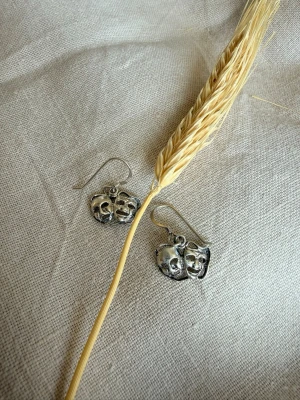 Vintage örhängen med teatermasker i 925 silver - Unika vintage örhängen i silver med motiv av klassiska teatermasker, en glad och en ledsen. Hängande modell med krok. Perfekt för dig som gillar teater eller vill ha något annorlunda och uttrycksfullt i din stil.