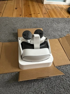 Meta quest 3S 256GB - Meta quest 3S i mycket gott skick. Lätt använt, fungerar som ny! Kommer tyvärr inte med original förpackning men kommer med allt tillbehör👍🏼 Headsetet fabrikåterställs vid köp.  Nypris: ~5000kr  Hör gärna av er vid frågor! 