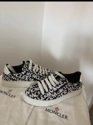 Moncler sneakers - Snygga sneakers från Moncler passar 36/37