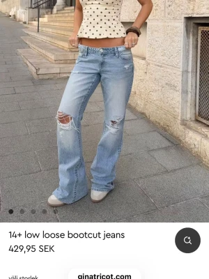 Ljusblå slitna bootcut jeans Gina Tricot - Ljusblå bootcut jeans från Gina Tricot med flera slitningar och hål på knäna. Endast använda en gång.