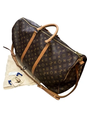 Louis Vuitton Keepall 55 - Skriv för fler bilder  Färg - Brun  Märke - Louis Vuitton  Storlek - 55 Bandouliere  Skick- Nra skick lite fläckar på insidan