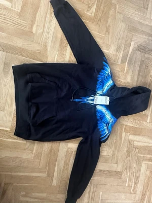MARCELO BURLON HOODIE - OANVÄND Marcelo Burlon hoodie. Säljes pågrund av en aning för stor på mig.