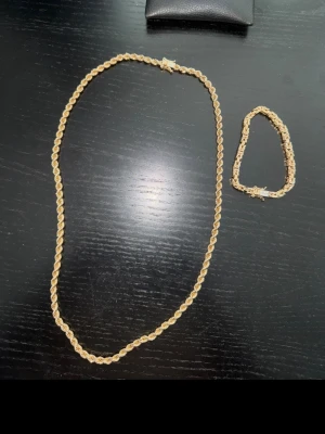 Guldplätererad halsband och armband  - CORDELL HALSBAND 4MM - 18K GULDPLÄTERAD, 60 cm / med diamanter 1200 kr  Kejsarlänk Armband 4mm - 18K Guldpläterad - 17cm / Med Diamanter 700 kr                                                                                     Säljer mitt halsband och armband från Kejsar då jag köpt nya.  Båda är i god skick. 