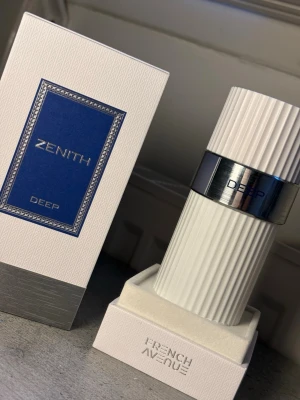 Zenith Deep från French Avenue - 98% kvar av flaskan. Luktar mycket gott, perfekt till sommaren. Öppen för byten också. 