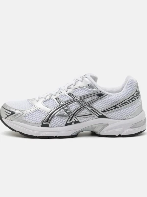 Asics 1130 - Snygga vita sneakers från Asics med silvriga detaljer. Skon har en klassisk låg profil, vita skosnören och svart yttersula. Perfekt för dig som gillar sportig och clean stil. Helt ny bara provat en gång storleken är för små och kan ej returnera tillbaka. 
