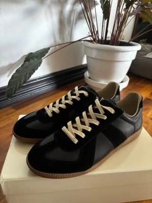 Maison margiela gats - Säljer nu ett par riktigt schyssta maison margiela skor, fick de i julas och tanken var att börja använda de nu till sommaren men desvärre är dem nu för små. Jag hoppas att någon annan kan få användning för dem. Förstår dock inte riktigt hur dem kan tappa så mycket i värde utan att användas på ett halvår men jag säljer dem för vad andra säljs för.