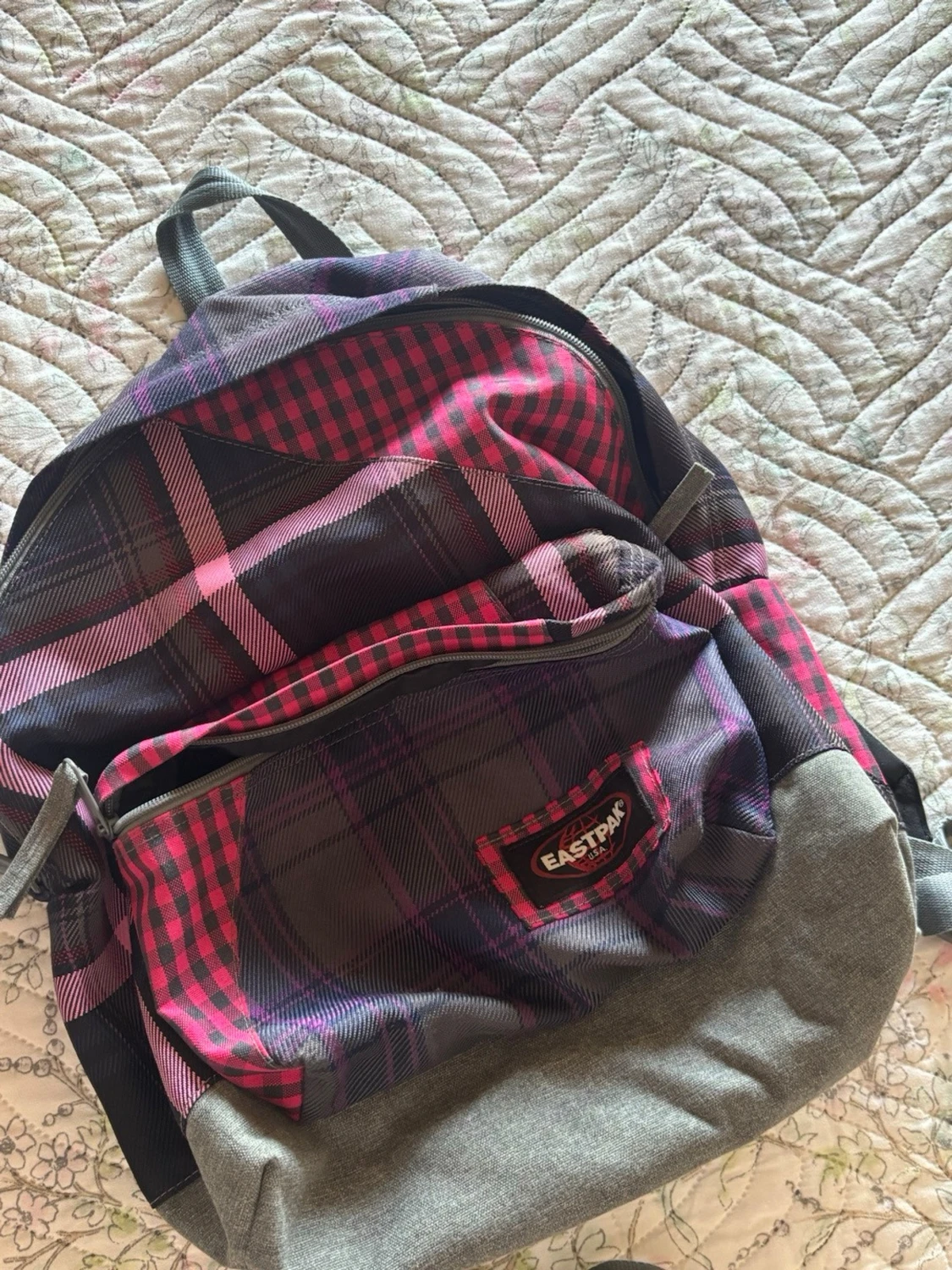 Rutigt rosa och lila Eastpak ryggsäck