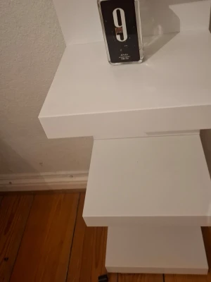 Parfymflaska med svart etikett - Säljer en stilren parfymflaska med svart etikett och afnan 9pmi vitt. Flaskan är rektangulär med rundad svart kork och genomskinligt glas. Modern design som passar perfekt i badrumshyllan.