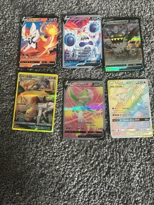 Pokémon samlarkort holografiska - Säljer ett gäng Pokémon samlarkort med holografisk finish. Bland korten finns Cinderace V, Eiscue V, Perrserker V, Charizard, Hisuian Lilligant V och Reshiram & Charizard GX. Perfekt för dig som gillar att samla eller spela Pokémon TCG.