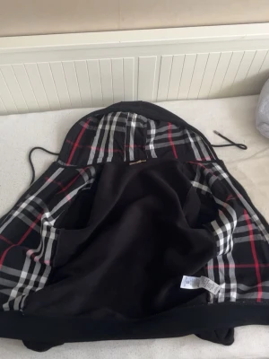 Burberry kofta - Väldigt fet svart burberry kofta som passar perfekt för sommaren och även vintern