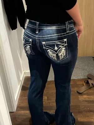 Miss Me jeans - Så himla snygga mörkblå bootcut jeans från Miss Me. Dom är specialbeställda från USA och är lågmidjade. Köptes för 3000 (inkl frakt)!