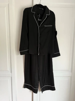 Pyjamas set - Asos - Svart vitt pyjamasset från Asos. Storlek 32. Byxlängd ca 82cm, midjemått ca 29cm (resår i midjan). I mycket fint skick! 🌸