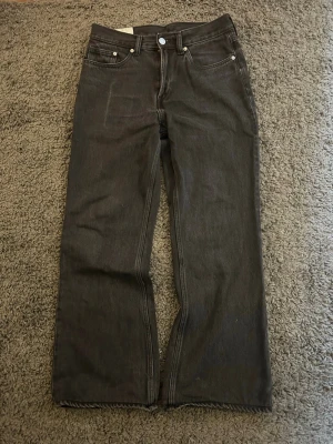 Svarta bootcut jeans  - Säljer ett par svarta jeans med bootcut passform. Klassisk femficksmodell med knapp och dragkedja framtill. Jeansen har en enkel och stilren look som passar till det mesta. Materialet är denim i bomull. Uppsydda fråga om mått