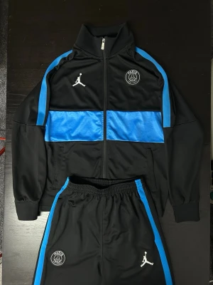 Air Jordan x PSG Tracksuit set  - Air Jordan x PSG Tracksuit set i storlek M i svart och blå
