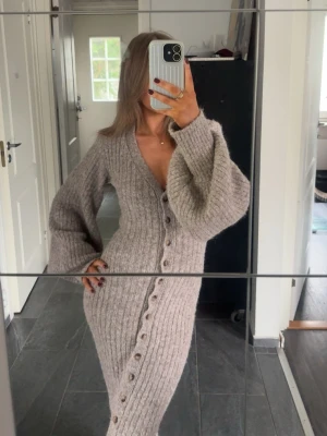 Adoore Montana dress - Super fin klänning/ kofta ifrån Adoore i modellen Montana, den är i super fint skick i storlek 32/xxs