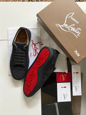 Christian Louboutin - PRIS EJ HUGGET I STEN. Säljer dessa fina skor som kommer med box och dustbag etc.. Dem är storlek 43 i färgen MörkGrå , aldrig använda. Säljer pga fel storlek! För mer bilder eller info kom pm:) 