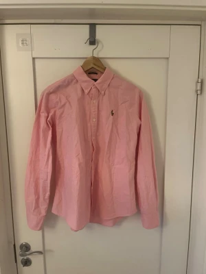 Rosa skjorta från Ralph Lauren - Ralph Lauren skjorta i rosa. Riktigt snygg och passar de mesta köptes för 1799 kr. Hör av er vid frågor! //Lucas