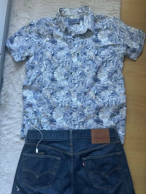 Sommar skjorta från we fashion - Säljer min kortärmad skjorta från er fashion som ger en riktigt sommar vibe. Storlek S  Endast 110