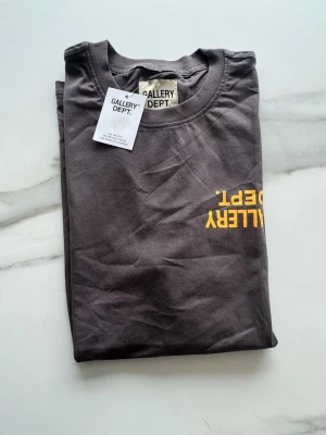 Gallery Dept. T-shirt - Grå Gallery Dept. T-shirt i storlek L. Helt ny med tags! Kom vid funderingar eller med prisförslag 😊