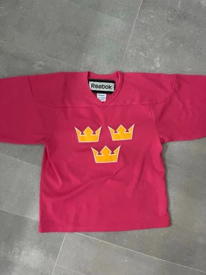 Tre kroner hockey tröja  - Snygg rosa tre kroner hockey tröja, storlek 130-150cm