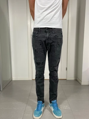 Replay Anbass Jeans - Säljer nu dessa Replay Anbass Jeans med snygga slitningar i populär design, mått ca 39 o 101 cm. skriv för fler bilder/frågor🙌🏼